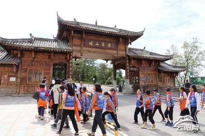 團(tuán)縣委組織學(xué)生開展研學(xué)旅行活動 讓學(xué)生學(xué)在路上，研學(xué)旅行助成長